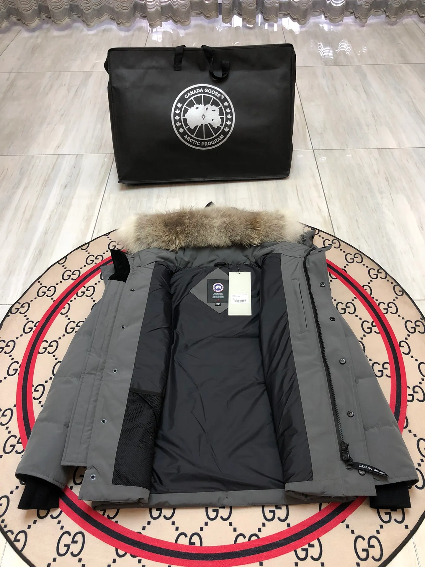 P800 Canada Goose Wyndham Parka has 29 styles for men and women. The hood and fur collar are detachable. My personal favorite is simple and elegant. It is clean and tidy. All Arctic and Antarctic scientific expedition teams choose Canada Goose as their cold wear. It is the Rolls-Royce of down jackets. ➖ Industry-leading anti-counterfeiting chip sensing. ➖ Imported Behringer embroidery machines and customized embroidery labels, the highest level and industry leading. ➖ Imported Korean 21-count polyester-cotton blended original fabric, TC85 waterproof coated fabric, water-repellent, windproof and wear-resistant. ➖ The new national standard 80 white duck down is filled with an average of 520 grams of down. The amount of down filled is industry-leading. ➖ 100% nylon lining with double double-layer sealing design to prevent velvet running, and seamless thread design on the cuffs! ➖ Western Canadian Green Wolf Collar. ➖ Yoshida YKK provides original factory-customized electroplated sliders. YKK two-way lockable zippers are tight and smooth and do not peel off paint. ➖ 3M composite Velcro is durable and the accessories and hardware are all custom-made. Note: Our copywriting is only simple and clear. Instead of bragging about the copywriting, it is better to compare and understand with samples. Only for the purest goose, the most dedicated, the most professional, the highest quality, the highest cost performance! SIZE:S-XXL [With size chart]